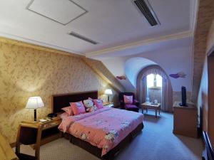 een slaapkamer met een groot bed en een woonkamer bij Qingdao Oceanwide Elite Hotel in Qingdao