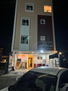 ein Gebäude mit einem davor geparkt in der Unterkunft Hotel Relax Inn in Nagpur