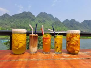 un grupo de cuatro bebidas sentado sobre una mesa en Areca Bungalow, en Phong Nha