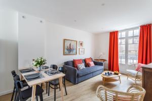 una sala de estar con un sofá y una mesa en Résidence Hostin'Malo - Au cœur de Saint Malo, en Saint-Malo 24 fotos más