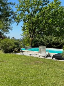 una piscina con tobogán en medio de un parque en Gîte Tennis du domaine de Mary, en Brive-la-Gaillarde