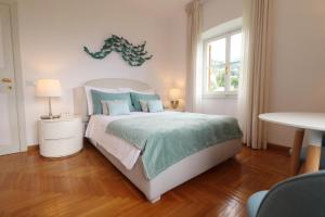 1 dormitorio con cama, mesa y ventana en B&B Casa Ninni, en Camogli