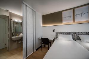 Postel nebo postele na pokoji v ubytování Hotel Bed4U Pamplona