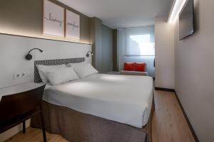 Postel nebo postele na pokoji v ubytování Hotel Bed4U Pamplona