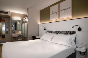 Postel nebo postele na pokoji v ubytování Hotel Bed4U Pamplona