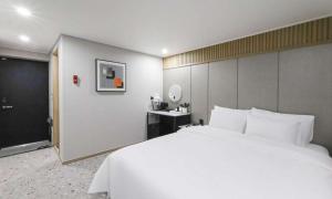 Postel nebo postele na pokoji v ubytování JECHEON No 25 HOTEL