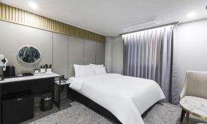 Postel nebo postele na pokoji v ubytování JECHEON No 25 HOTEL