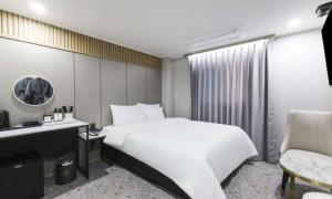 Postel nebo postele na pokoji v ubytování JECHEON No 25 HOTEL