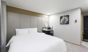 Postel nebo postele na pokoji v ubytování JECHEON No 25 HOTEL