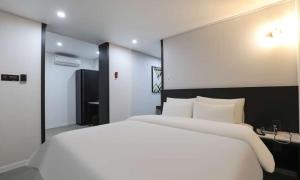 Postel nebo postele na pokoji v ubytování JECHEON No 25 HOTEL