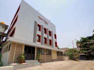 a view of the building of the hospital at OYO Kunal Palace in Ghansoli