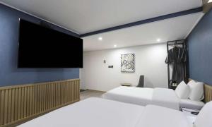 Postel nebo postele na pokoji v ubytování JECHEON No 25 HOTEL