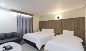 Postel nebo postele na pokoji v ubytování JECHEON No 25 HOTEL