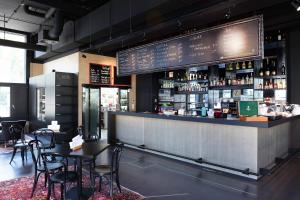 un bar en un restaurante con mesas y sillas en VISIONAPARTMENTS Wolframplatz - contactless check-in, en Zúrich