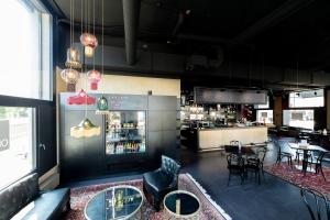 un restaurante con un bar con mesas y sillas en VISIONAPARTMENTS Wolframplatz - contactless check-in en Zúrich