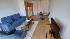克拉馬爾的住宿－Résidence Montana Clamart，客厅配有蓝色的沙发和桌子