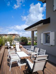 een groep stoelen en tafels op een terras bij Villa Rita in Peschiera del Garda