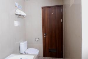 Bilik mandi di Pakons Prime Hotel