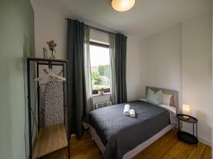 Llit o llits en una habitació de ImmoStay #7 -Helle Wohnung mit großem Garten -4 Zimmer, WiFi & Free Parking