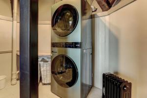 Duas máquinas de lavar roupa num quarto em Chalet 254 - Cozy luxury in Big Canoe em Marblehill