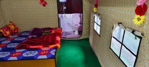 ein kleines Zimmer mit einem Bett und einem WC. in der Unterkunft Barot , Waterfall Camps and Domes I Best seller in Mandi