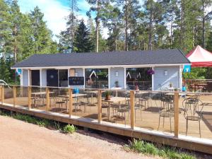restauracja ze stołami i krzesłami na tarasie w obiekcie Svinö Seaside Villa w mieście Lumparland