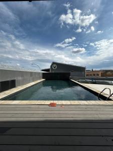 une piscine au sommet d'un immeuble dans l'établissement Windhoek Kalahari Haven, à Windhoek