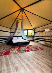 een kamer met een bed in een tent bij Le Petit Hotel ve Bağ Evi in Bozcaada