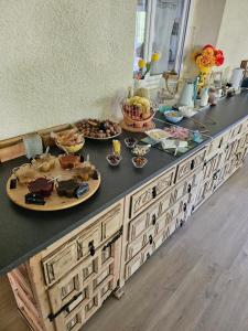 - un buffet composé de plats dans l'établissement Domaine mon doux rêve, à Terrasson