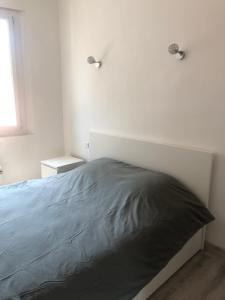 Habitación blanca con cama y ventana en Magnifique T2 bien desservi en Marsella