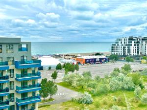 eine Luftansicht auf einen Strand, Gebäude und das Meer in der Unterkunft Blue Summerland Apartments in Mamaia