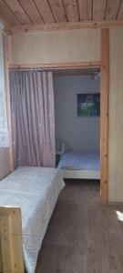 1 dormitorio con litera en una casa en Zem Priedēm, en Lapmežciems