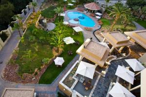 - une vue aérienne sur un complexe avec une piscine et des parasols dans l'établissement Mercure Hotel Windhoek, à Windhoek