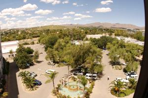 - une vue sur un parking avec un parc dans l'établissement Mercure Hotel Windhoek, à Windhoek