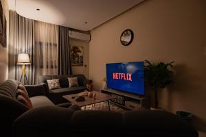 ein Wohnzimmer mit einem Sofa und einem TV in der Unterkunft شقة بصالة وغرفة نوم ودخول ذاتي 8B in Riad