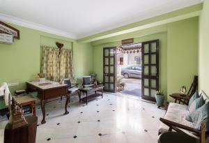 Istumisnurk majutusasutuses Chandra Vilas Heritage stay