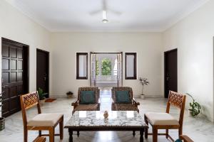 sala de estar con mesa y sillas en Chandra Vilas Heritage stay, en Udaipur