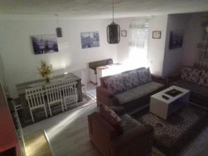 un soggiorno con divano e tavolo di Apartment Beerti a Pristina