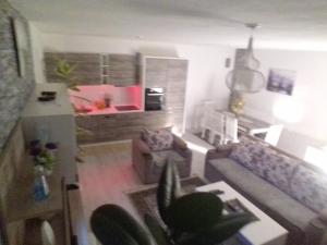 un soggiorno con divano e tavolo di Apartment Beerti a Pristina