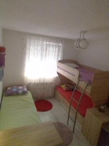 普里什蒂納的住宿－Apartment Beerti，小房间设有两张双层床和窗户