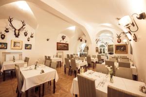 Reštaurácia alebo iné gastronomické zariadenie v ubytovaní Hotel Kaštieľ Mojmírovce