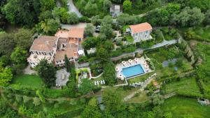 una vista aérea de una mansión con piscina en Casa Carpe Diem A VILLA BARCA, en Casanova Lerrore
