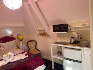 a small room with a bed and a kitchen at Penzance Seaside studios in Penzance