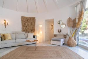 een woonkamer met een witte bank en een open haard bij Pool Villa Rancho Domingo family friendly - Happy Rentals in Benalmádena