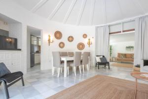 een keuken en een woonkamer met een tafel en stoelen bij Pool Villa Rancho Domingo family friendly - Happy Rentals in Benalmádena