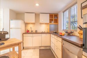 Kuchyňa alebo kuchynka v ubytovaní Pool Villa Rancho Domingo family friendly - Happy Rentals