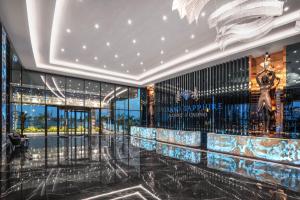 Grand Sapphire Resort & Casino في Trikomo: صبغ اللوبي مبنى فخم