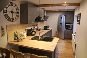 a kitchen with a sink and a clock on the wall at Ferienhaus im Sollingstyle in Dassel