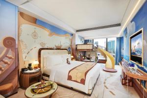 een slaapkamer met een groot bed in een kamer bij Mandarin Oriental Pudong, Shanghai in Shanghai
