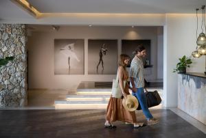 Ein Mann und eine Frau gehen durch ein Museum. in der Unterkunft Lango Design Hotel & Spa, Adults Only in Kos-Stadt